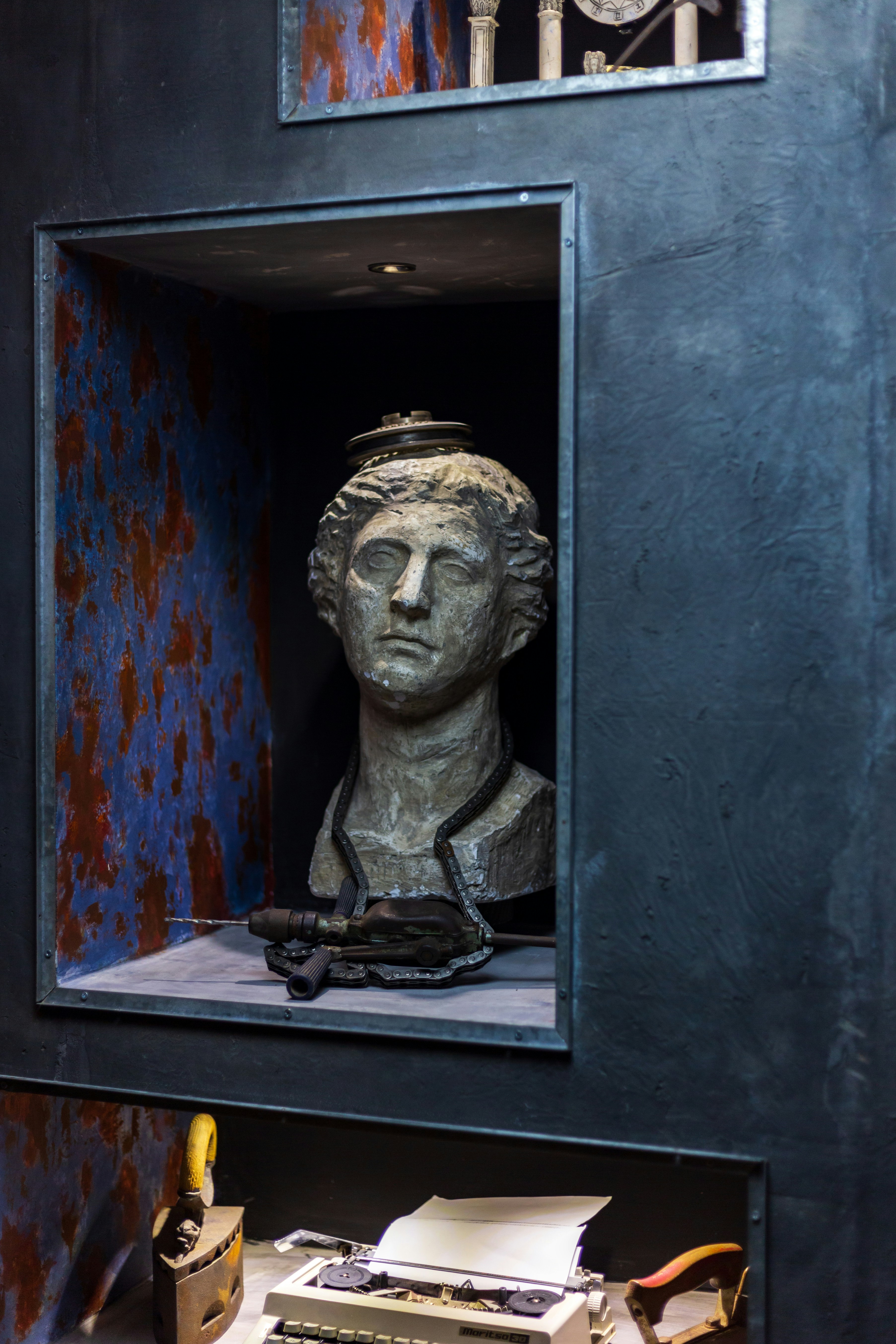 Eine Skulptur einer Frau in einem Fenster