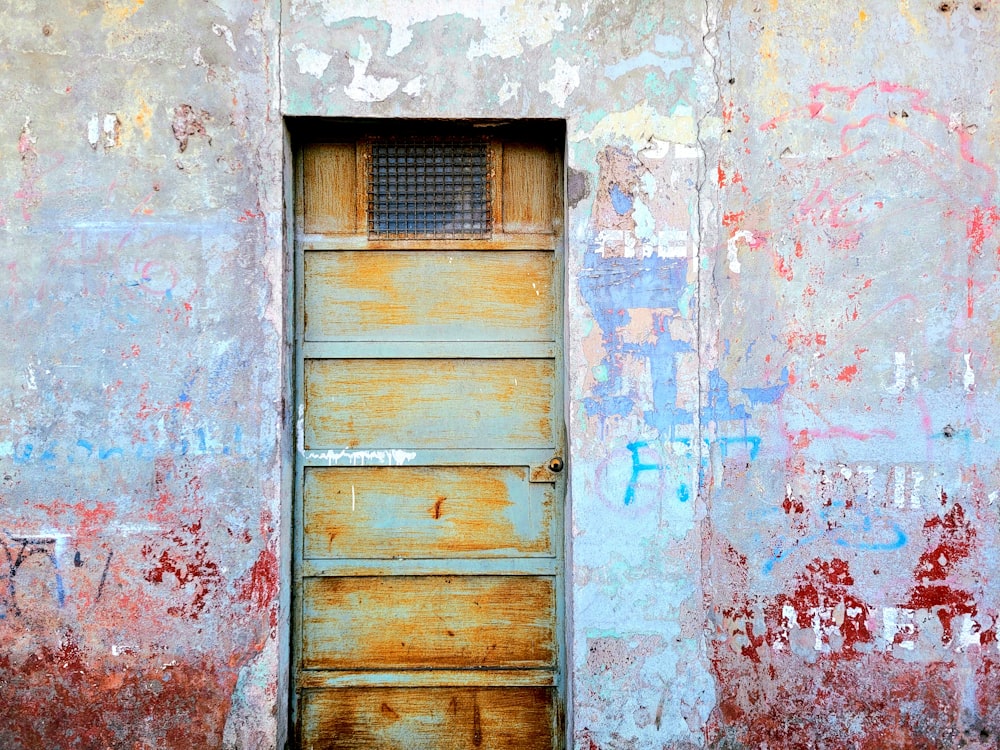 une porte est ouverte dans un vieux bâtiment