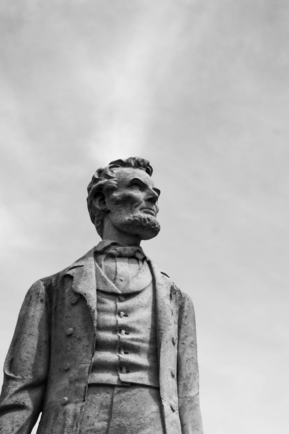 a black and white photo of a statue of abraham lincoln