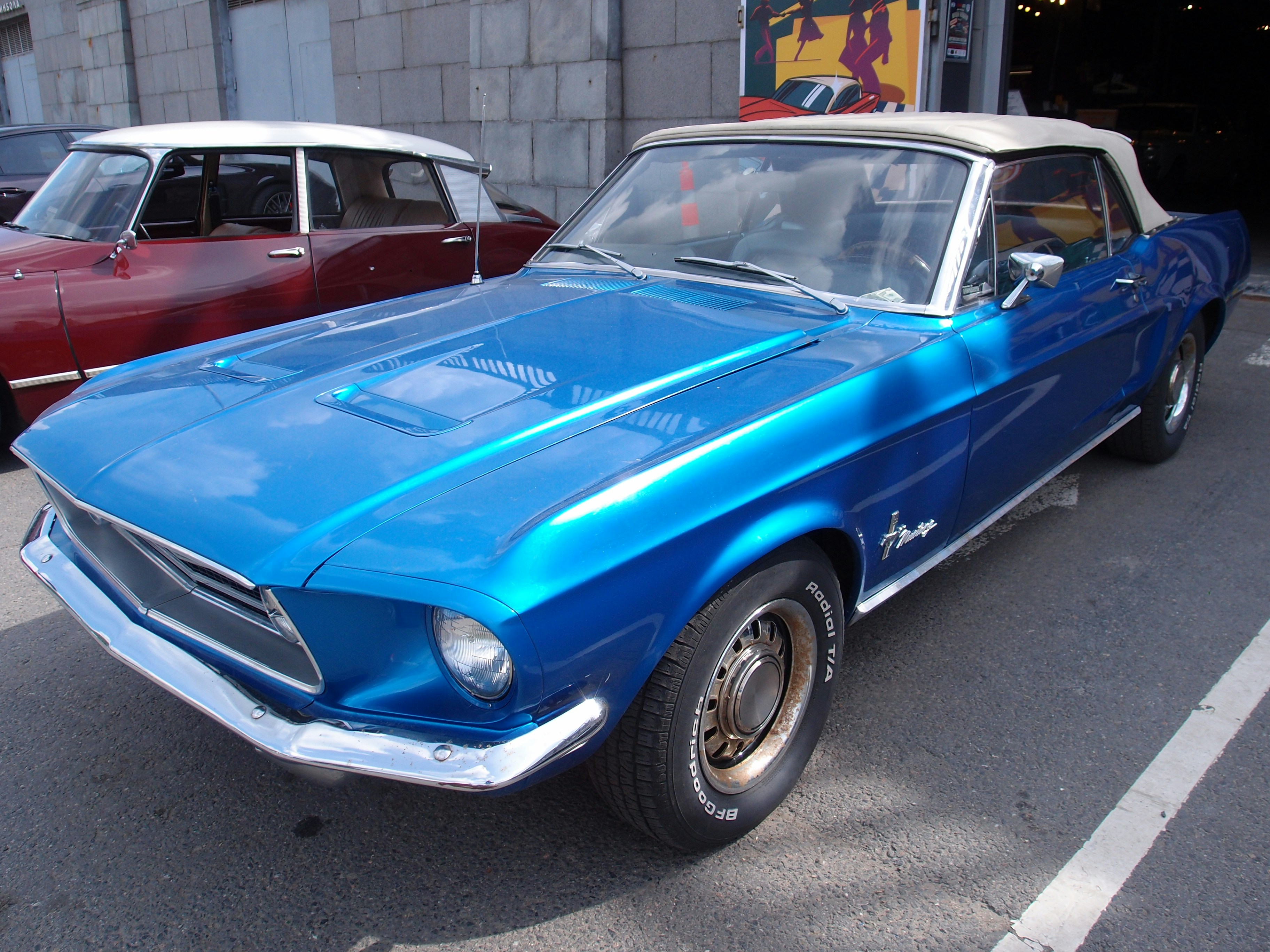 Foto zum Thema Ein blaues Auto, das auf einem Parkplatz neben anderen