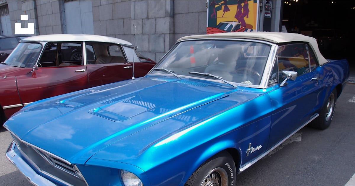 Foto zum Thema Ein blaues Auto, das auf einem Parkplatz neben anderen