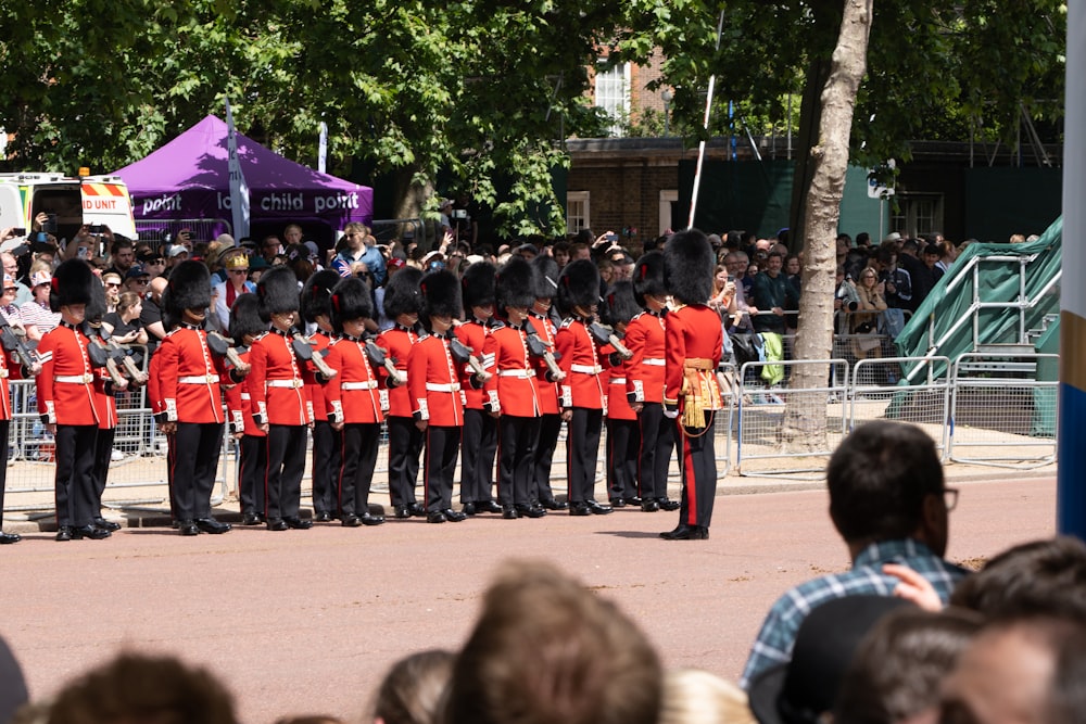 Eine Gruppe von Männern in roten Uniformen steht nebeneinander