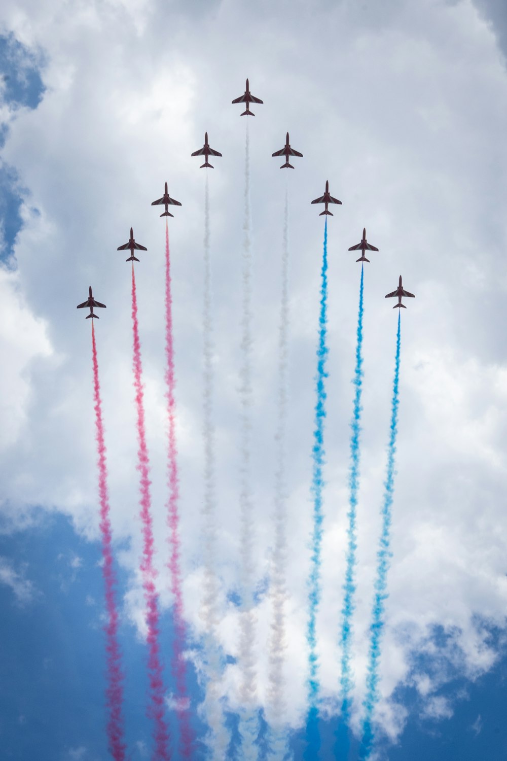 Un grupo de aviones volando a través de un cielo nublado