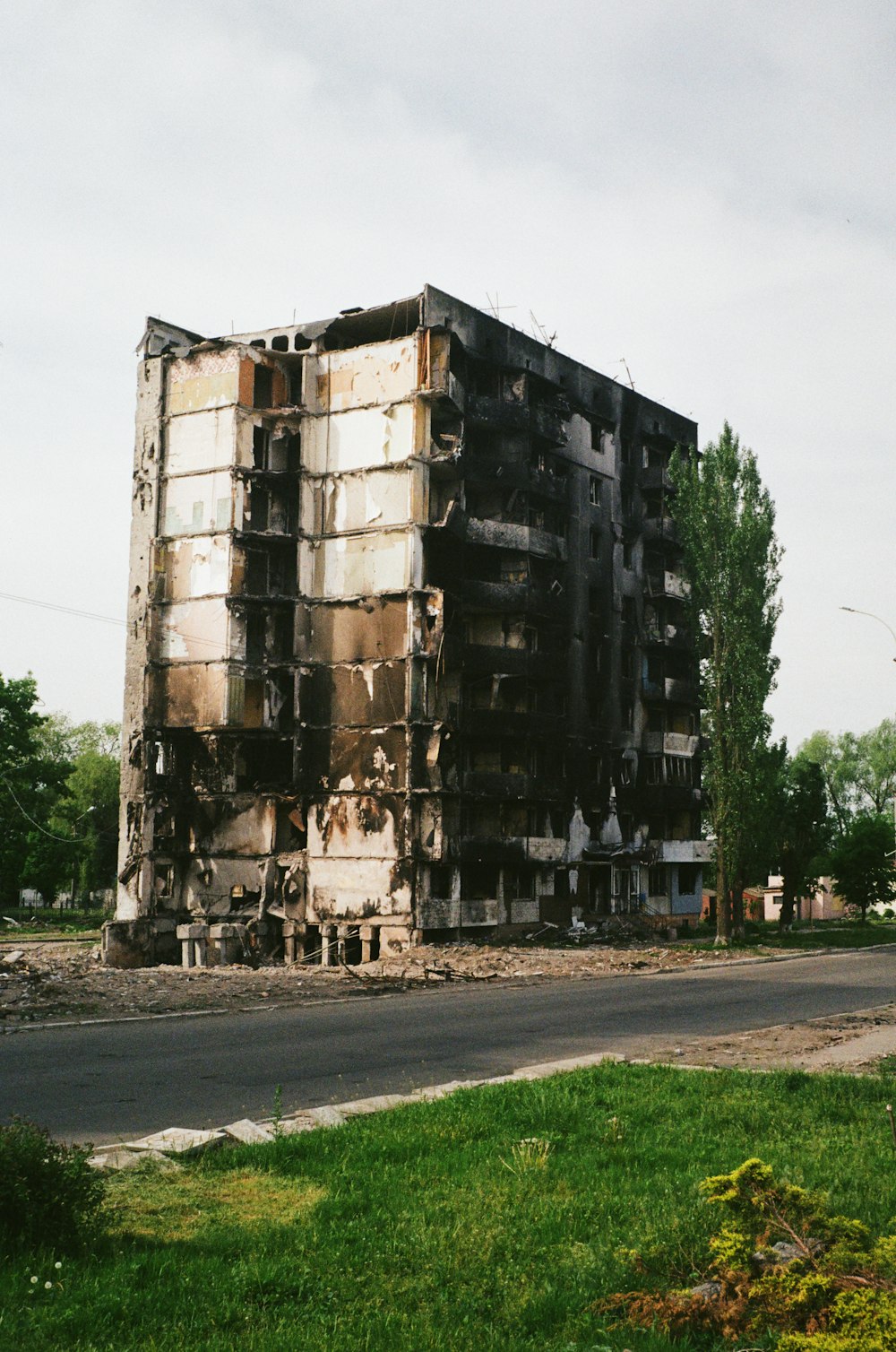 Ein großes Gebäude am Straßenrand