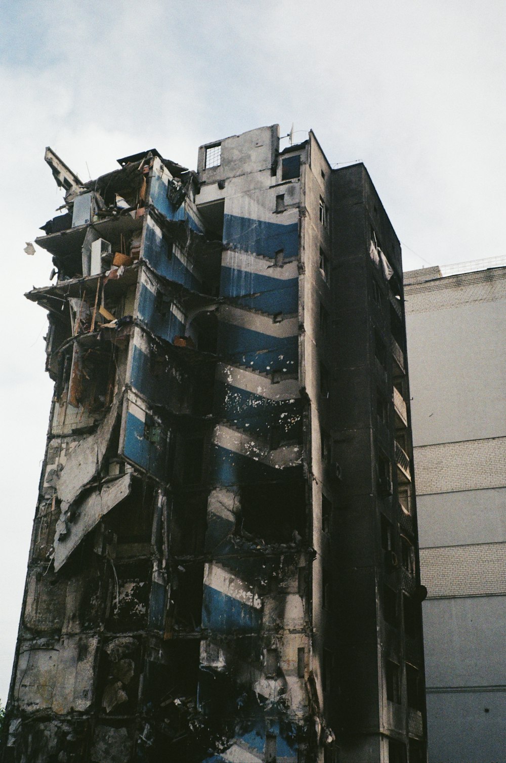 Un edificio molto alto con un sacco di finestre