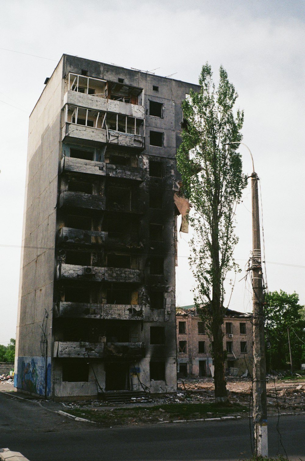 Ein sehr hohes Gebäude am Straßenrand