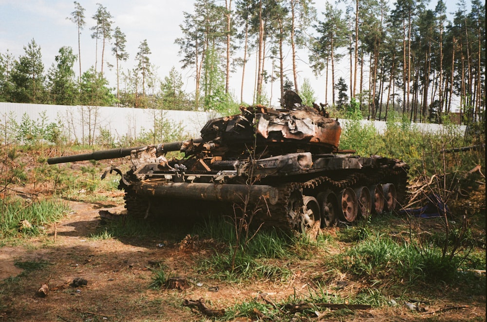 Ein Tank, der im Gras sitzt