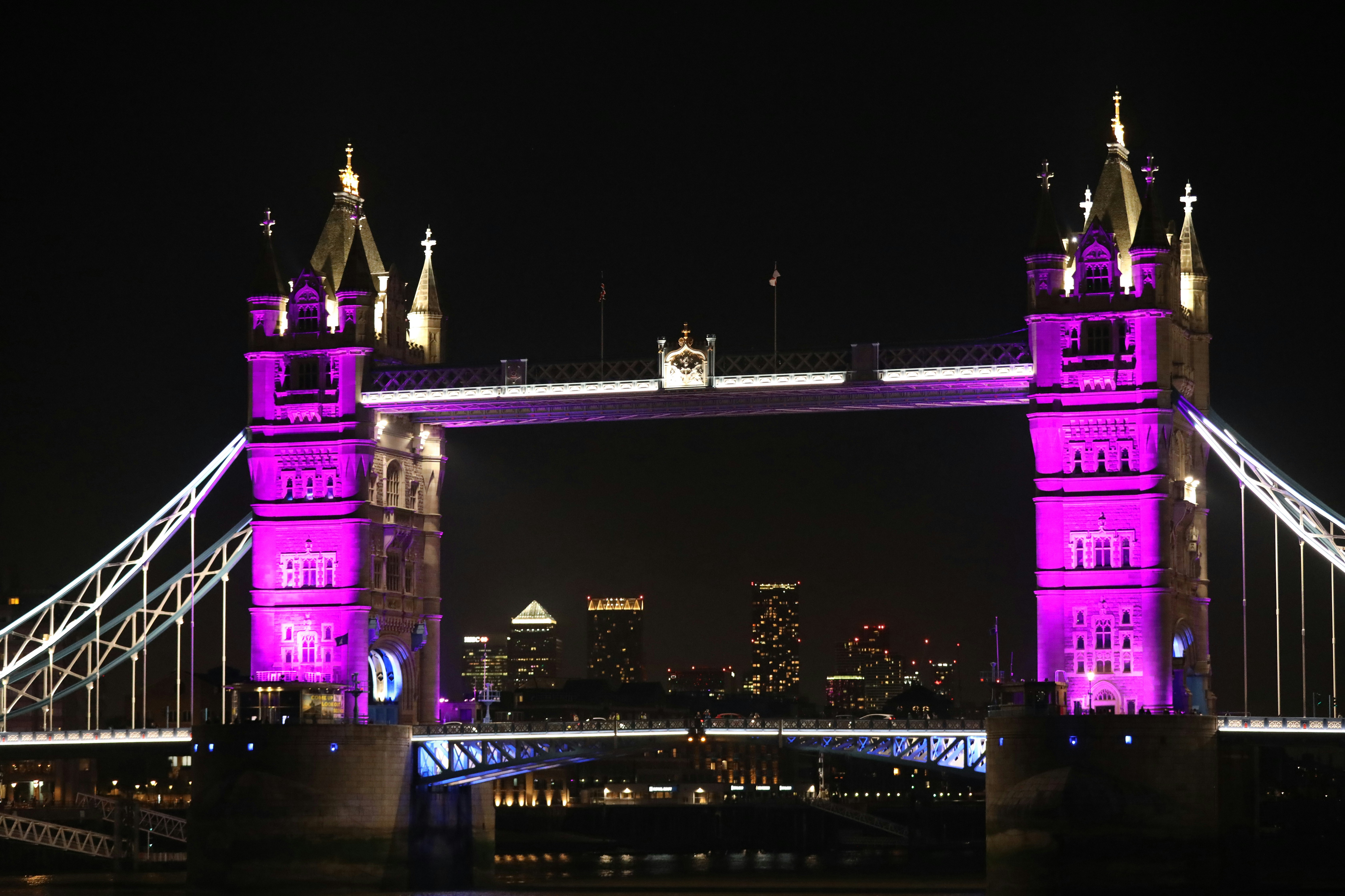 Die Tower Bridge wird mit violetten Lichtern beleuchtet