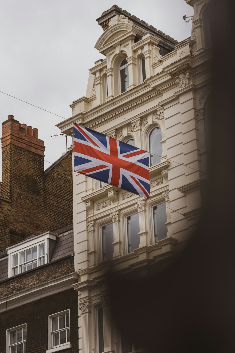 uma bandeira britânica hasteada na frente de um edifício