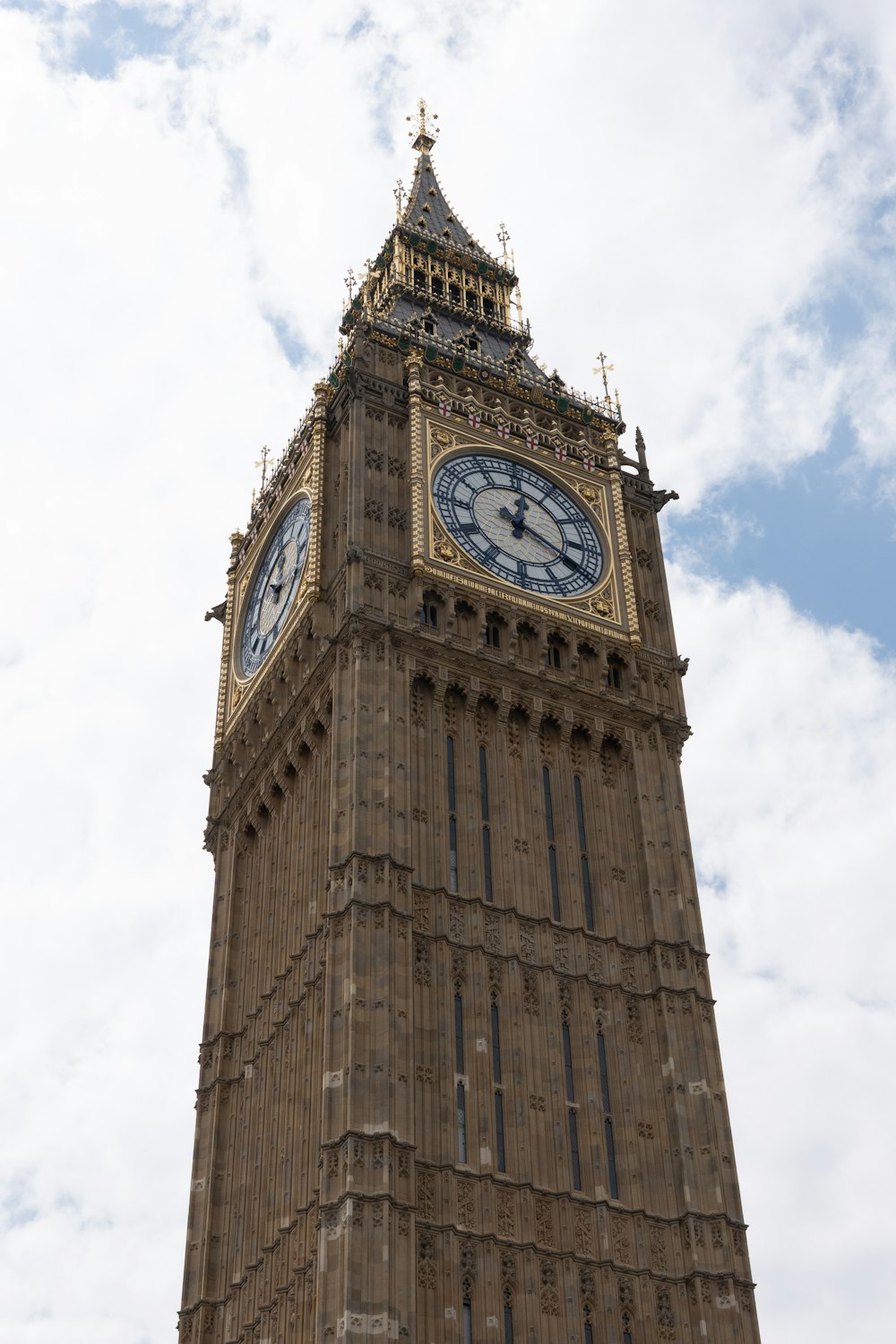 Una alta torre del reloj con un fondo de cielo