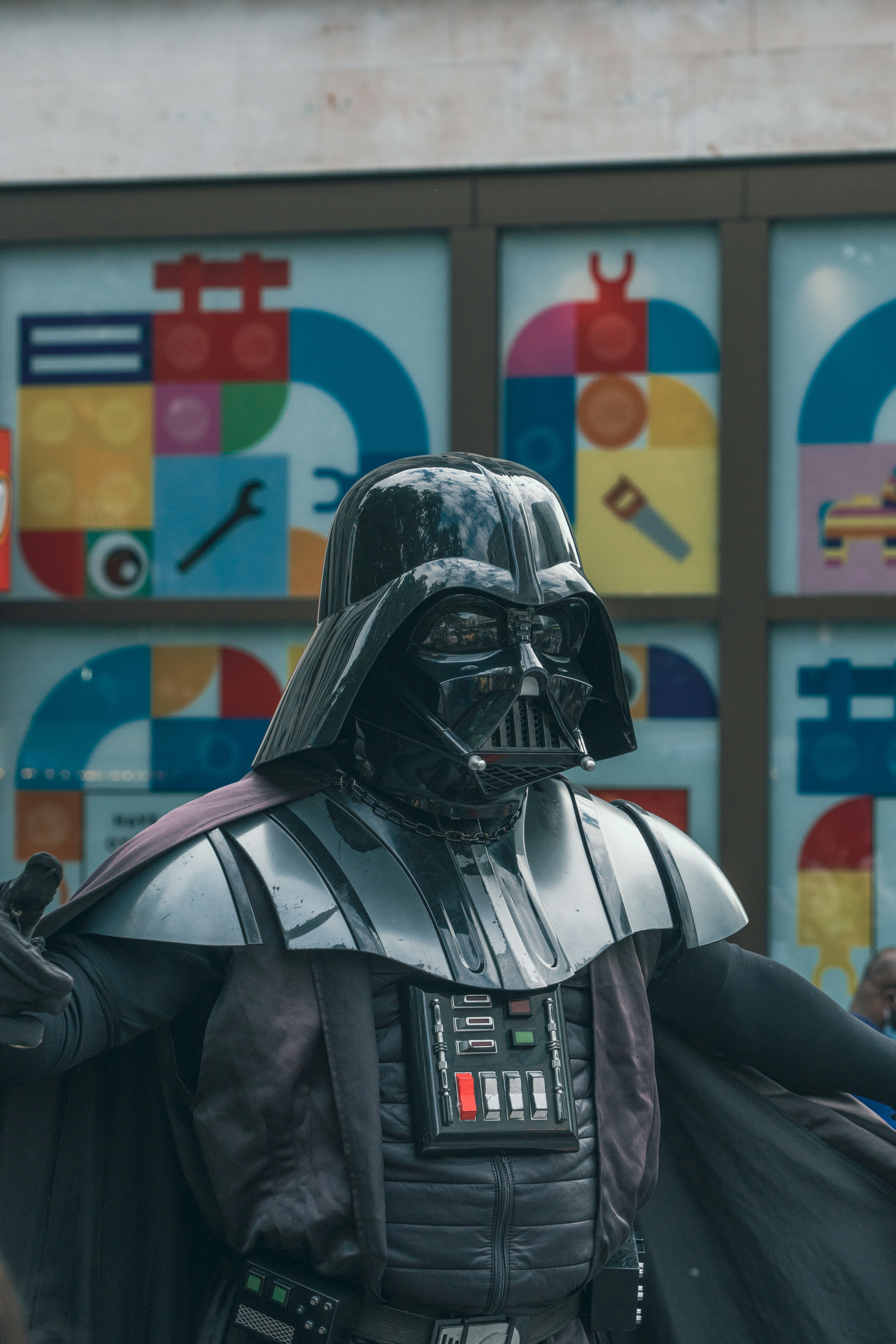 Seorang pria berpakaian seperti Darth Vader di depan sebuah gedung