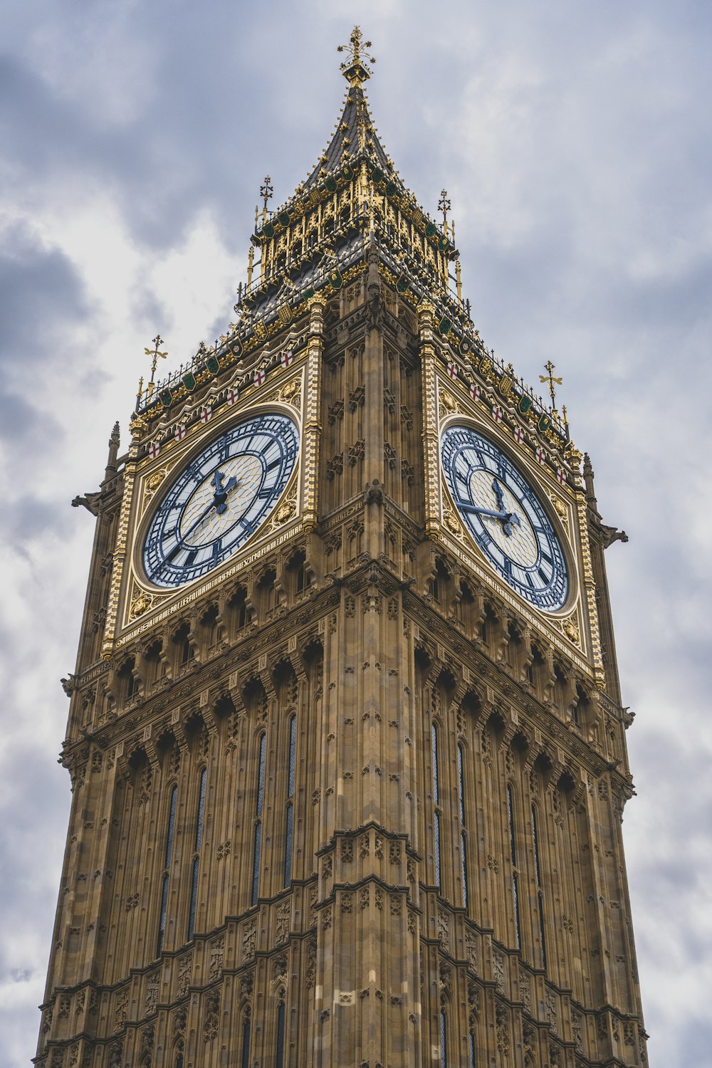 Una alta torre del reloj con un fondo de cielo