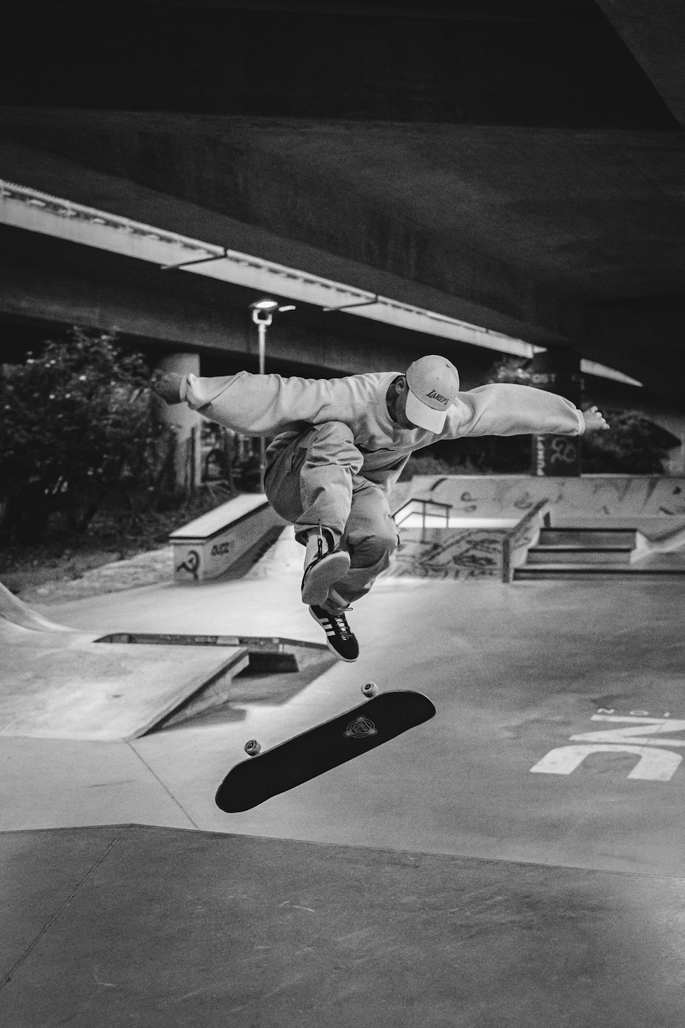 Un uomo che vola nell'aria mentre cavalca uno skateboard