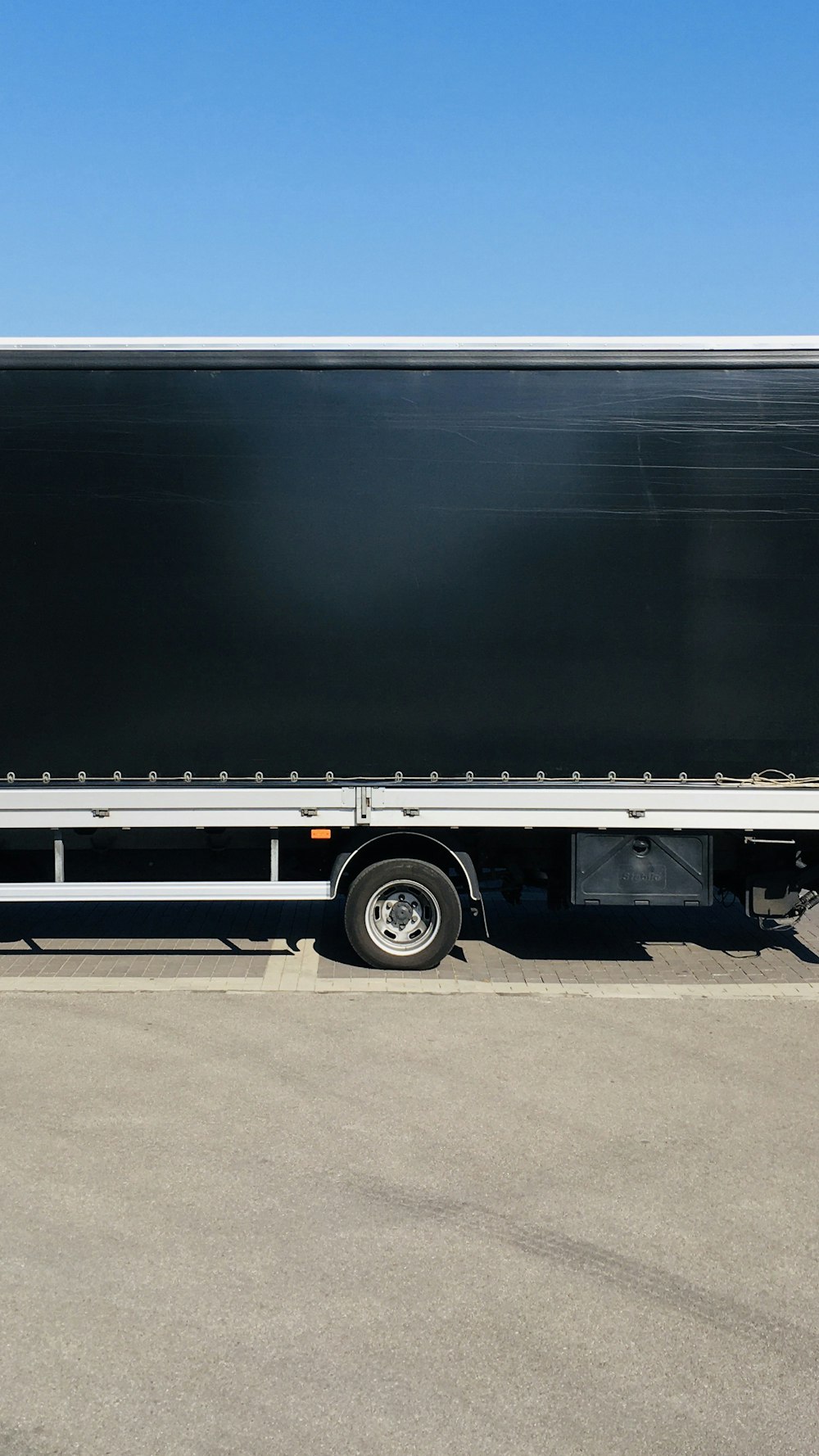 Ein großer LKW parkte am Straßenrand