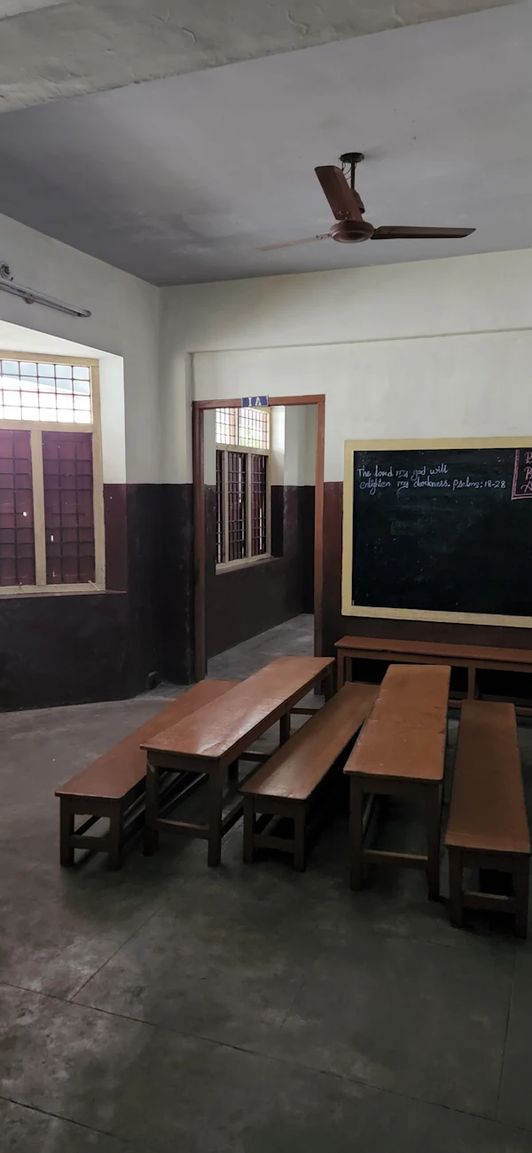 Lakshaya Tutorials में ब्लैकबोर्ड के साथ क्लासरूम