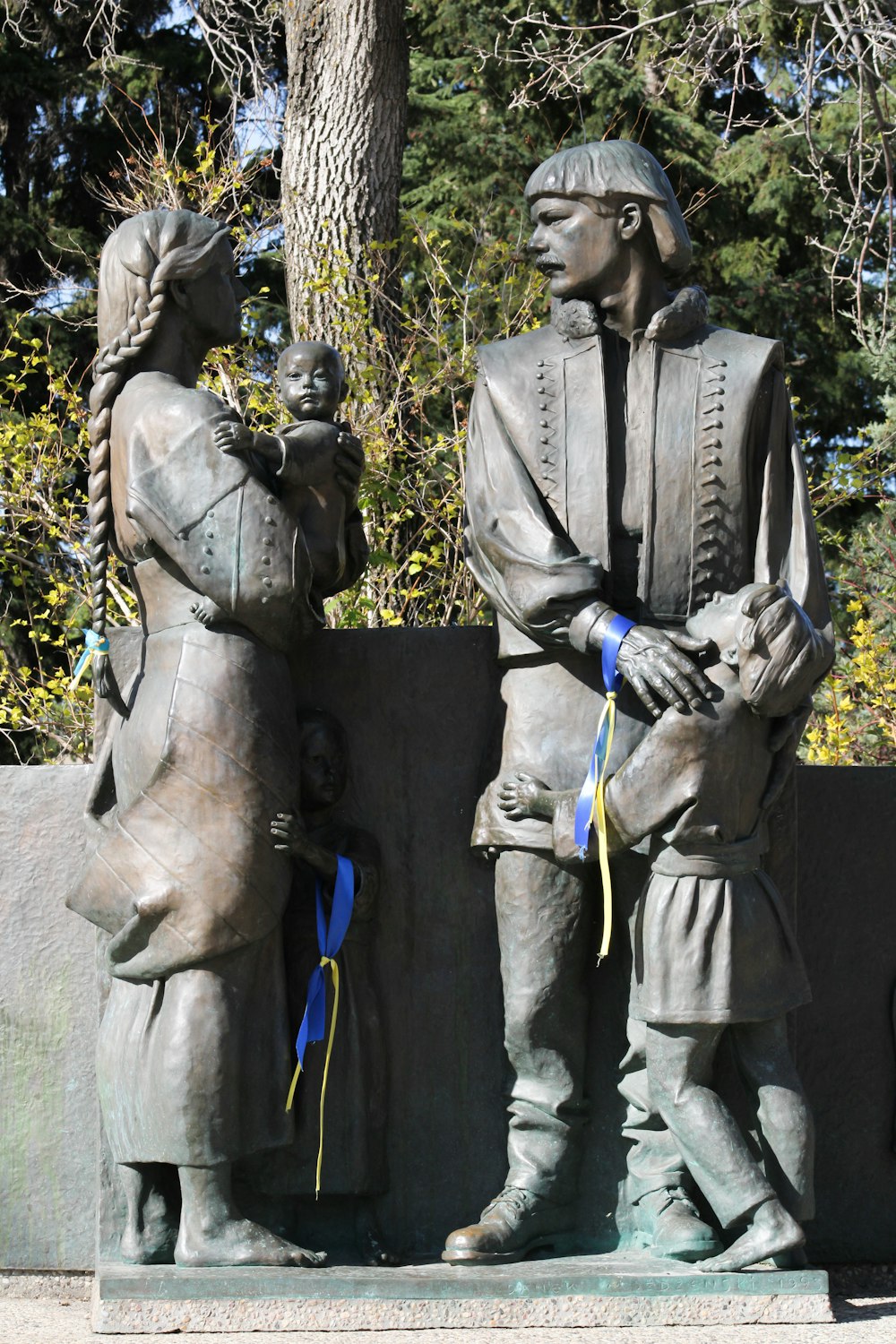 a statue of two people standing next to each other