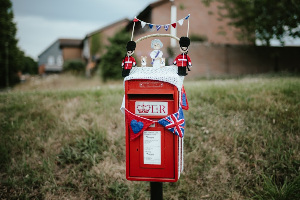 Un buzón rojo con una decoración de la bandera británica