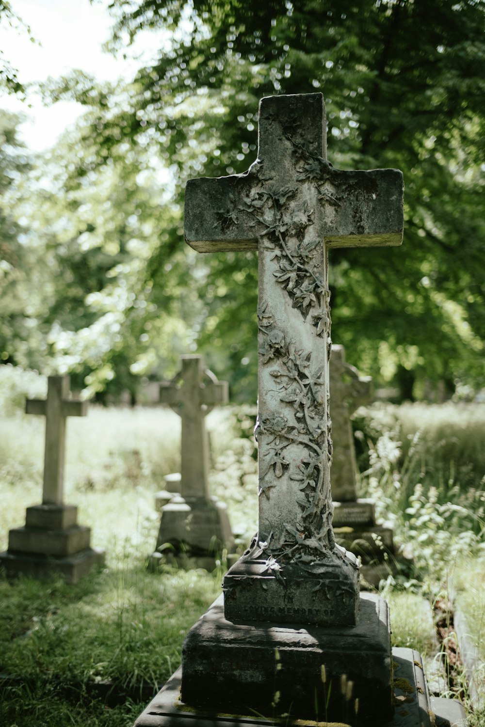 um cemitério com uma cruz no meio dele