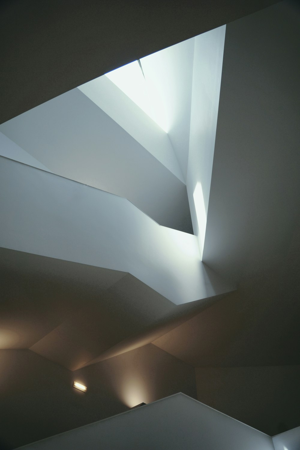 una stanza con un soffitto che ha una luce proveniente da esso