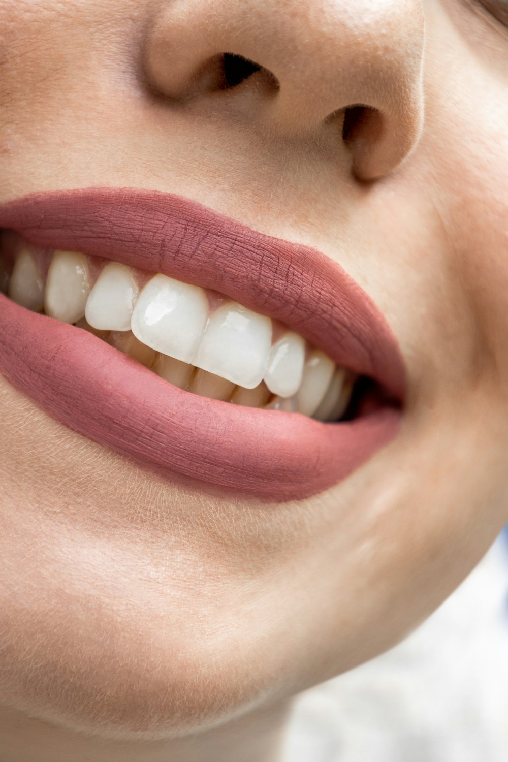 白い歯を持つ女性の口の接写