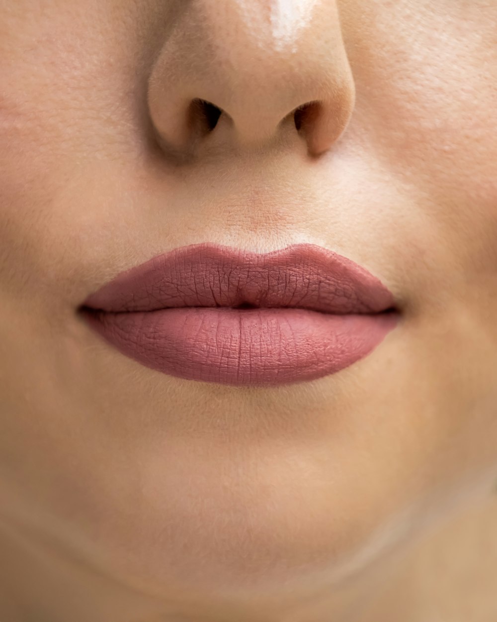 un gros plan des lèvres et du nez d’une femme