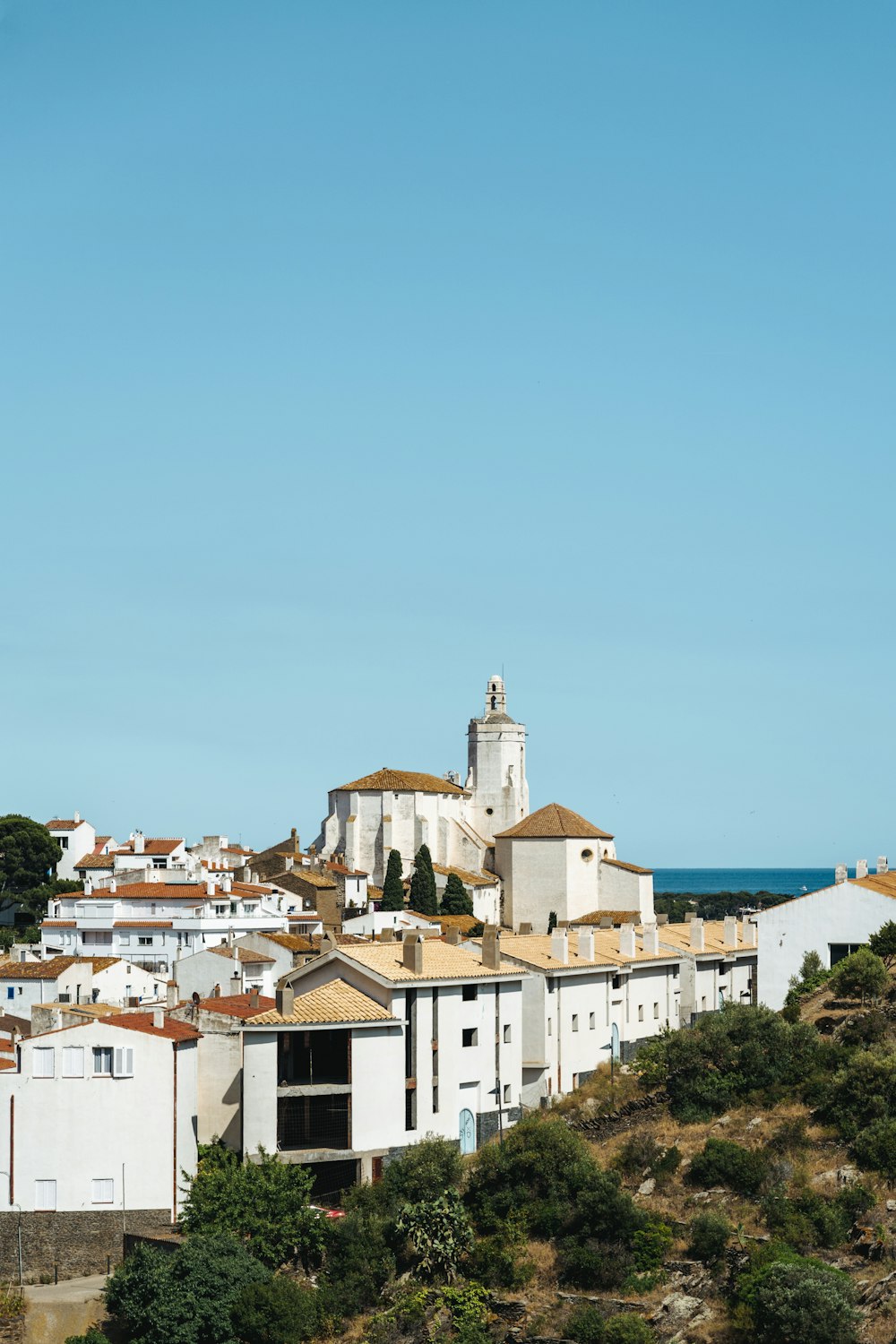 Une vue d’une ville depuis une colline