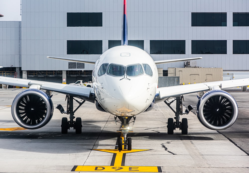 Un grande aereo di linea seduto sulla cima di una pista dell'aeroporto