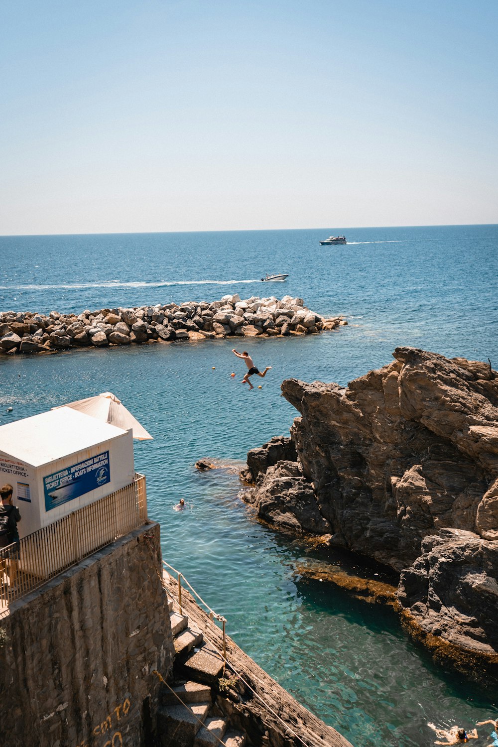 Un'isola rocciosa in mezzo a uno specchio d'acqua