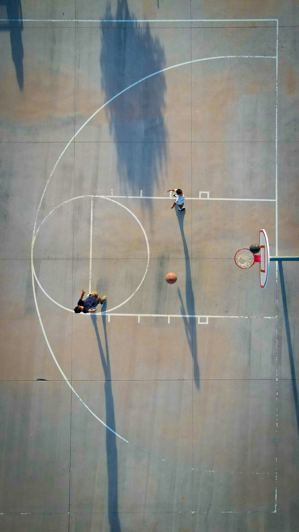 농구 코트에서 농구를 하는 두 사람