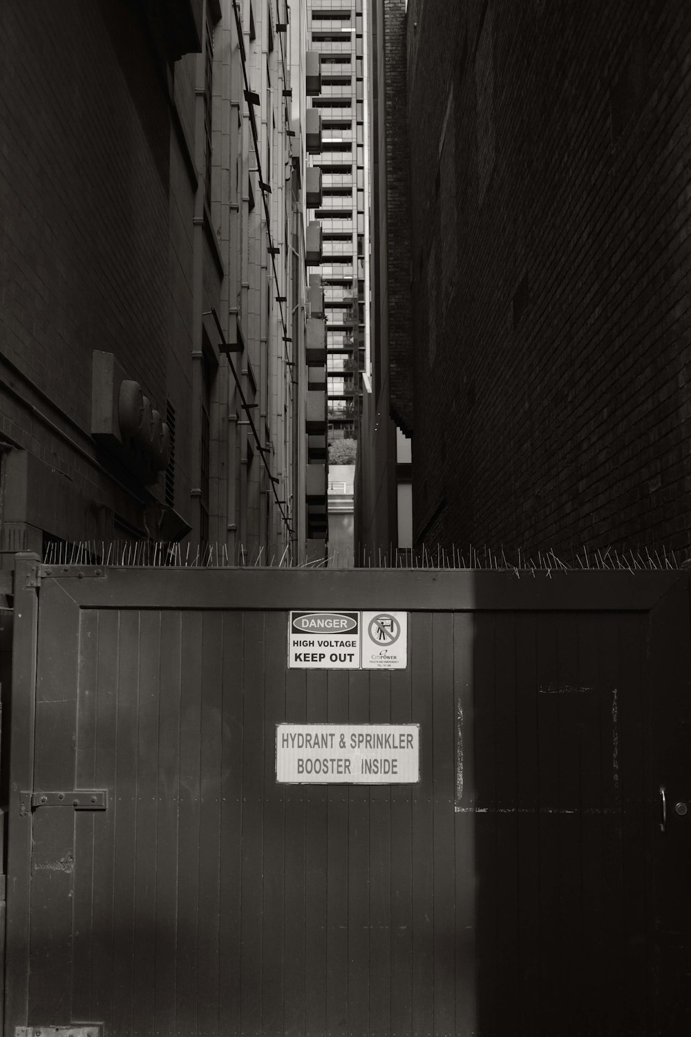 a black and white photo of a narrow alleyway