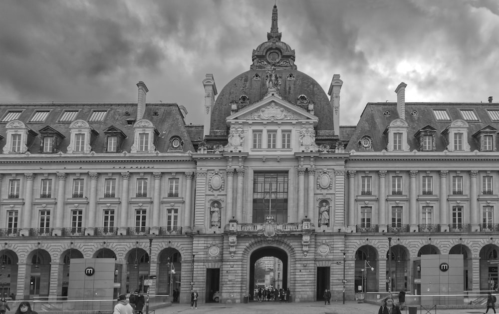 a black and white photo of a large building