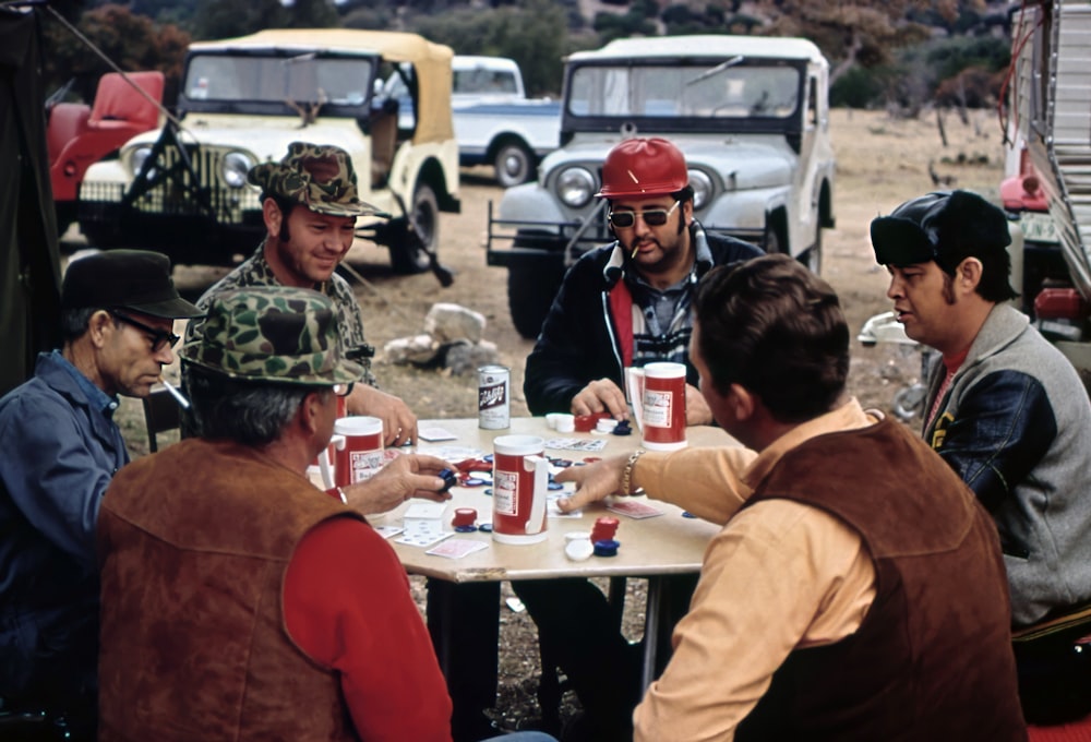 un gruppo di uomini seduti attorno a un tavolo