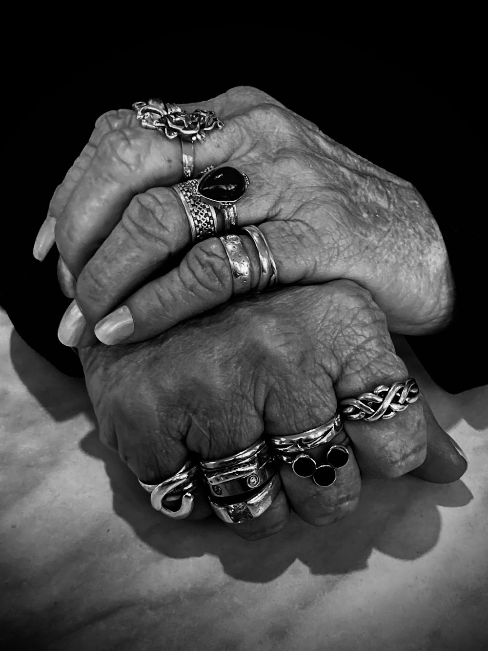 Foto Dos manos sosteniéndose con anillos en los dedos – Imagen Perth wa  gratis en Unsplash