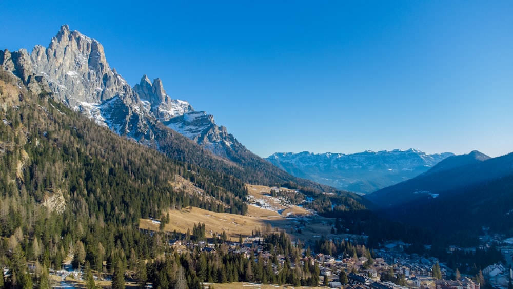 una vista di una catena montuosa con un villaggio in primo piano