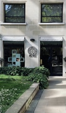 A welcoming entrance to a private psychoanalysis office in Gama, Brazil.