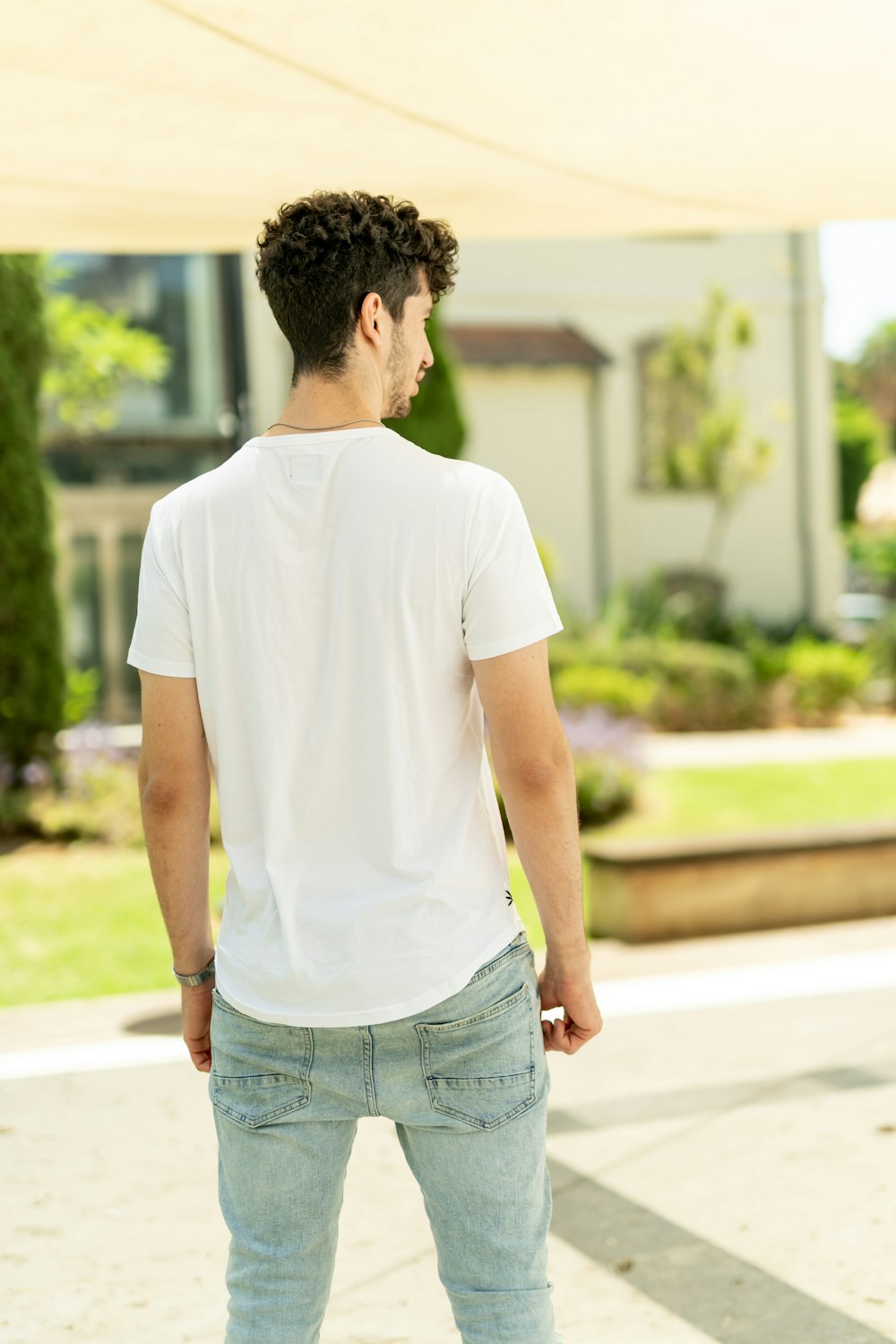 hombre con camisa blanca y jeans azules – Imagen Vestir gratis en Unsplash