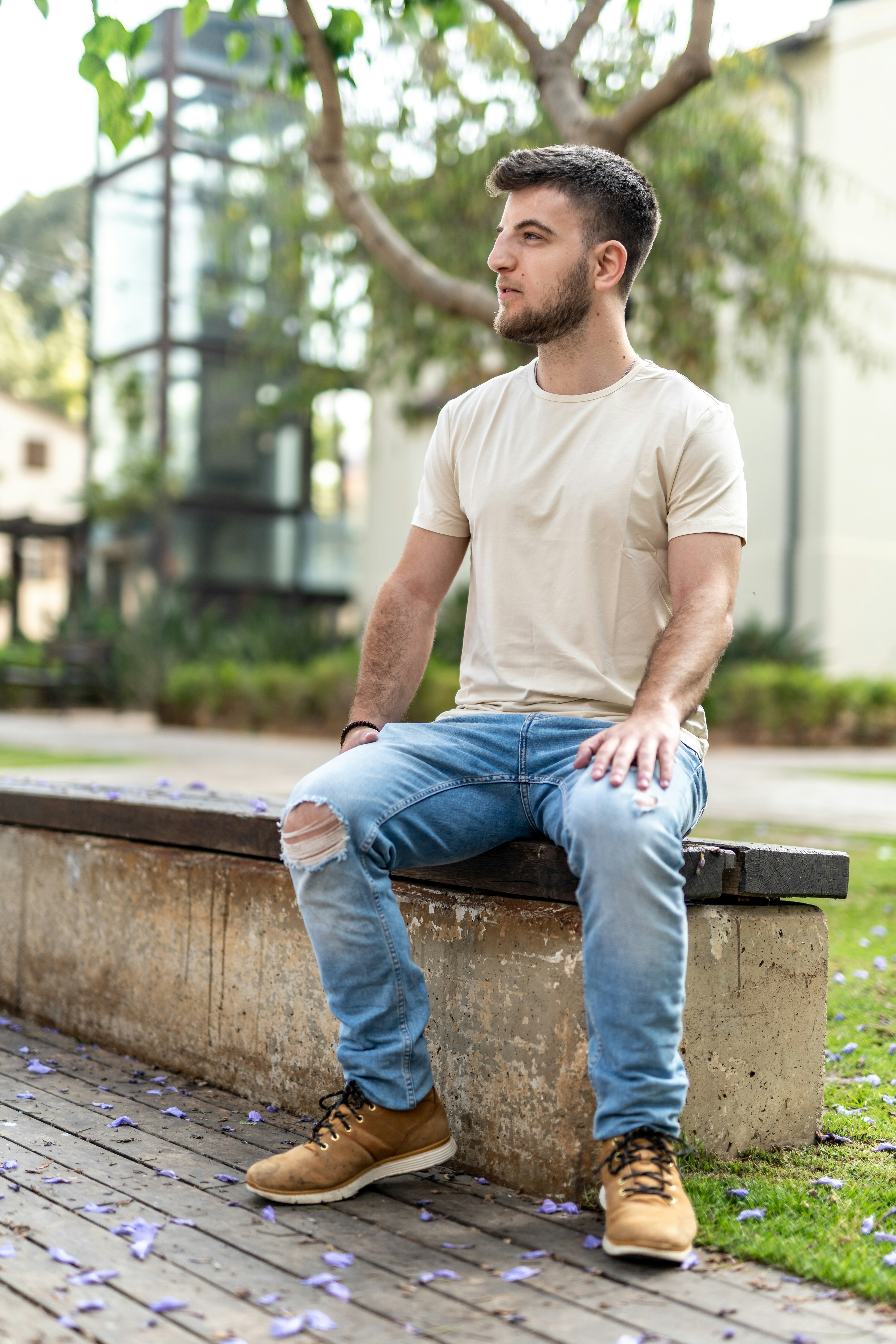 Jeans y camiseta blanca casual