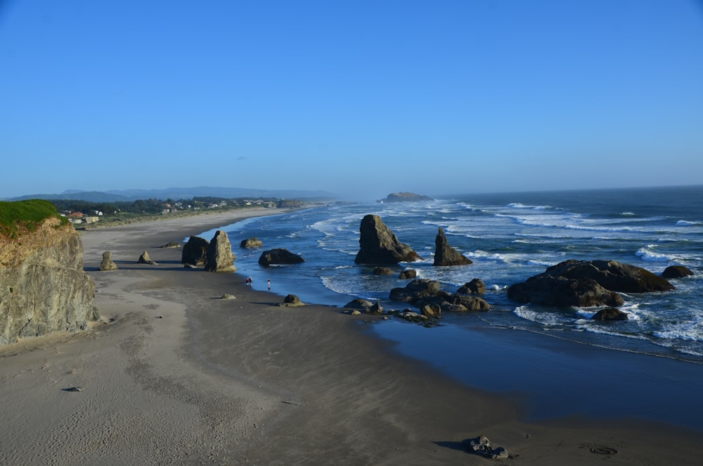 Une plage de sable au bord de l’océan sous un ciel bleu