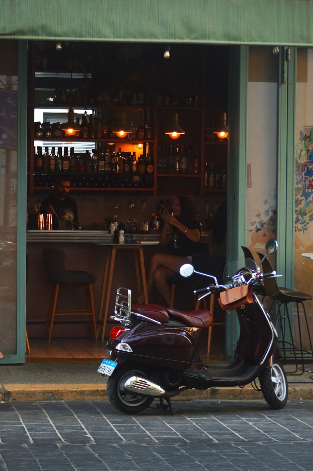 uma scooter estacionada em frente a um bar
