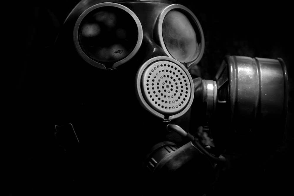uma foto em preto e branco de uma máscara de gás