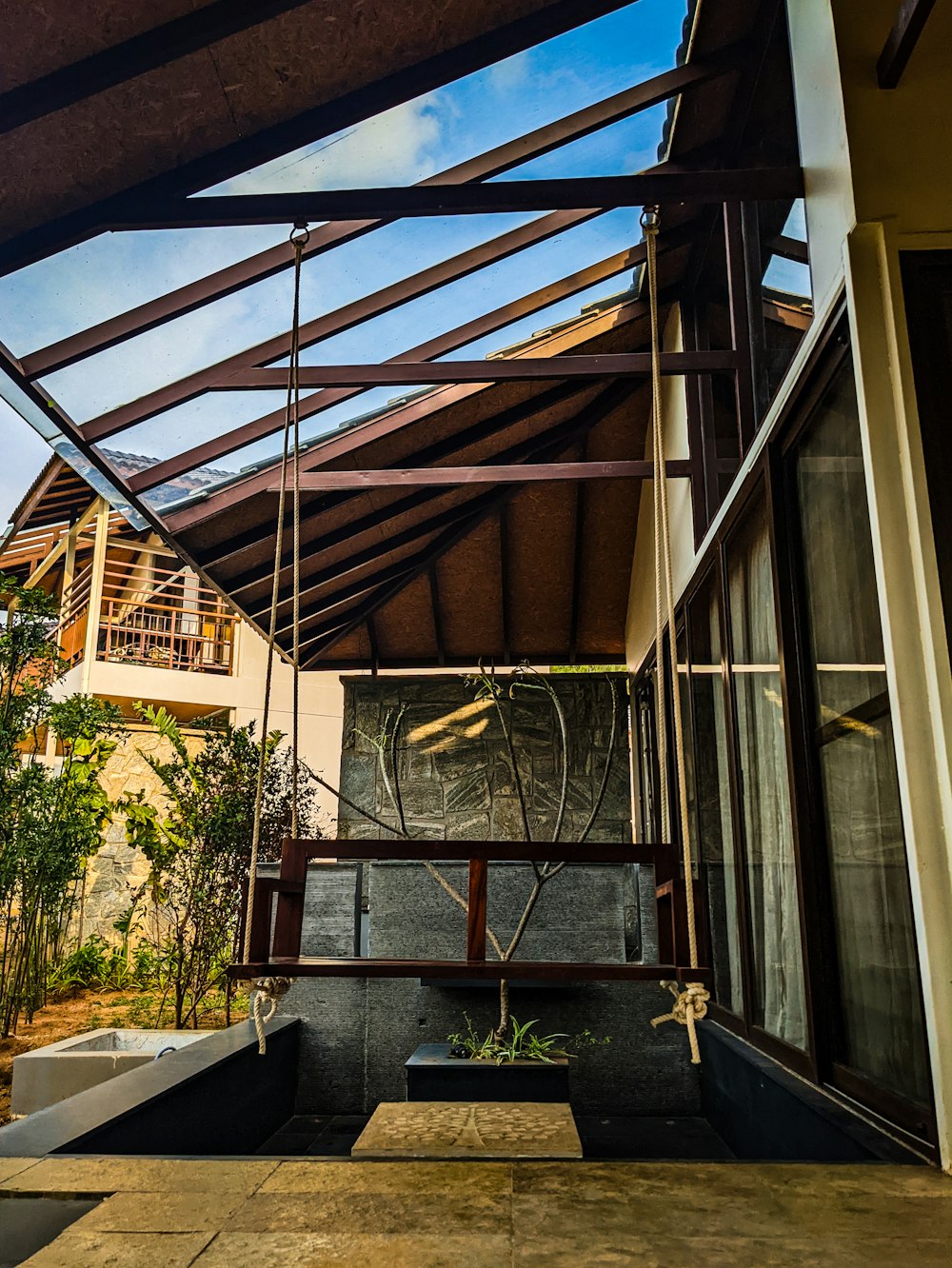 une maison avec un toit en métal et un porche en bois