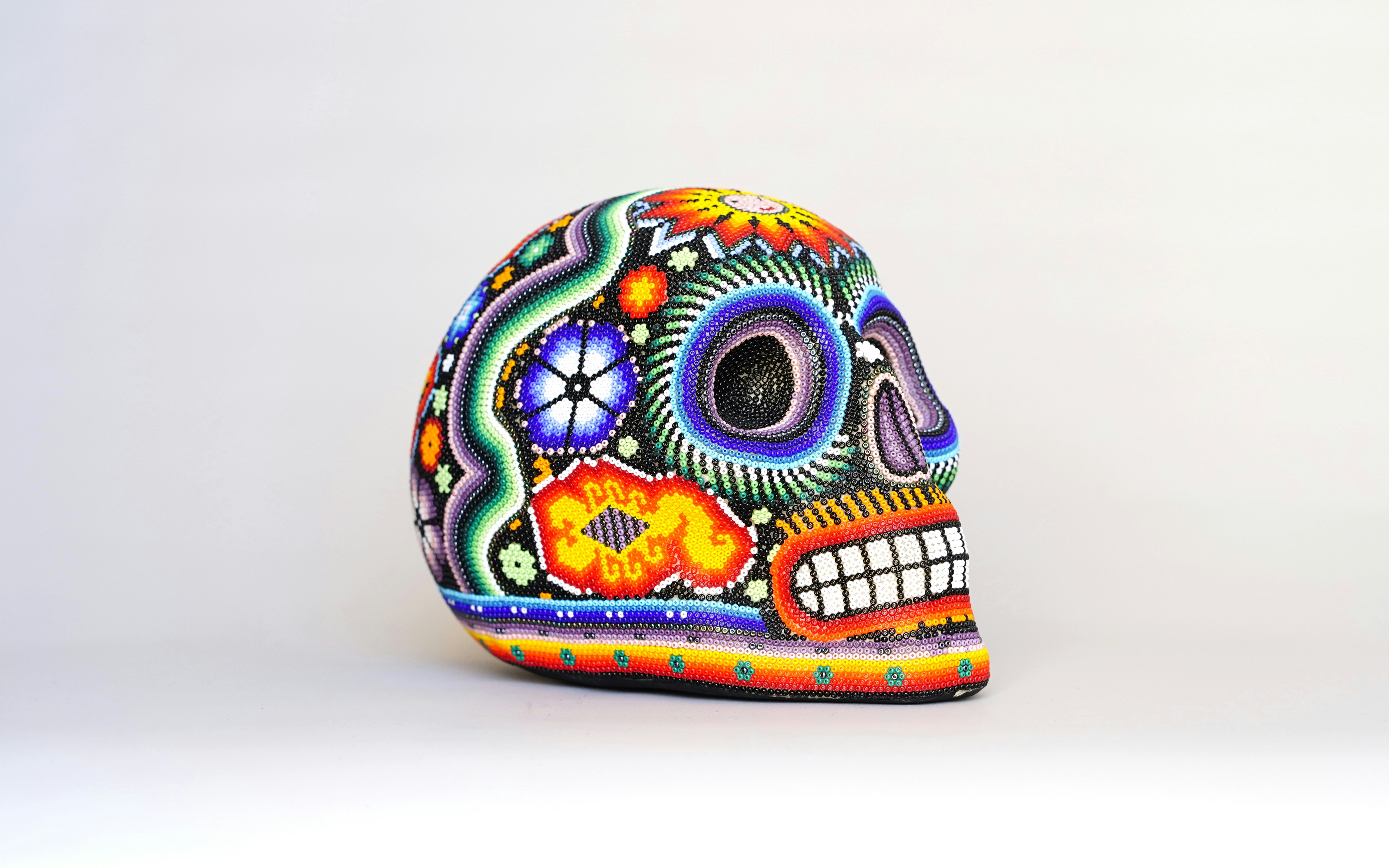 흰색 바탕에 화려하게 칠해진 설탕 두개골 사진 – Unsplash의 무료 화려한 이미지, image size:3000x1875