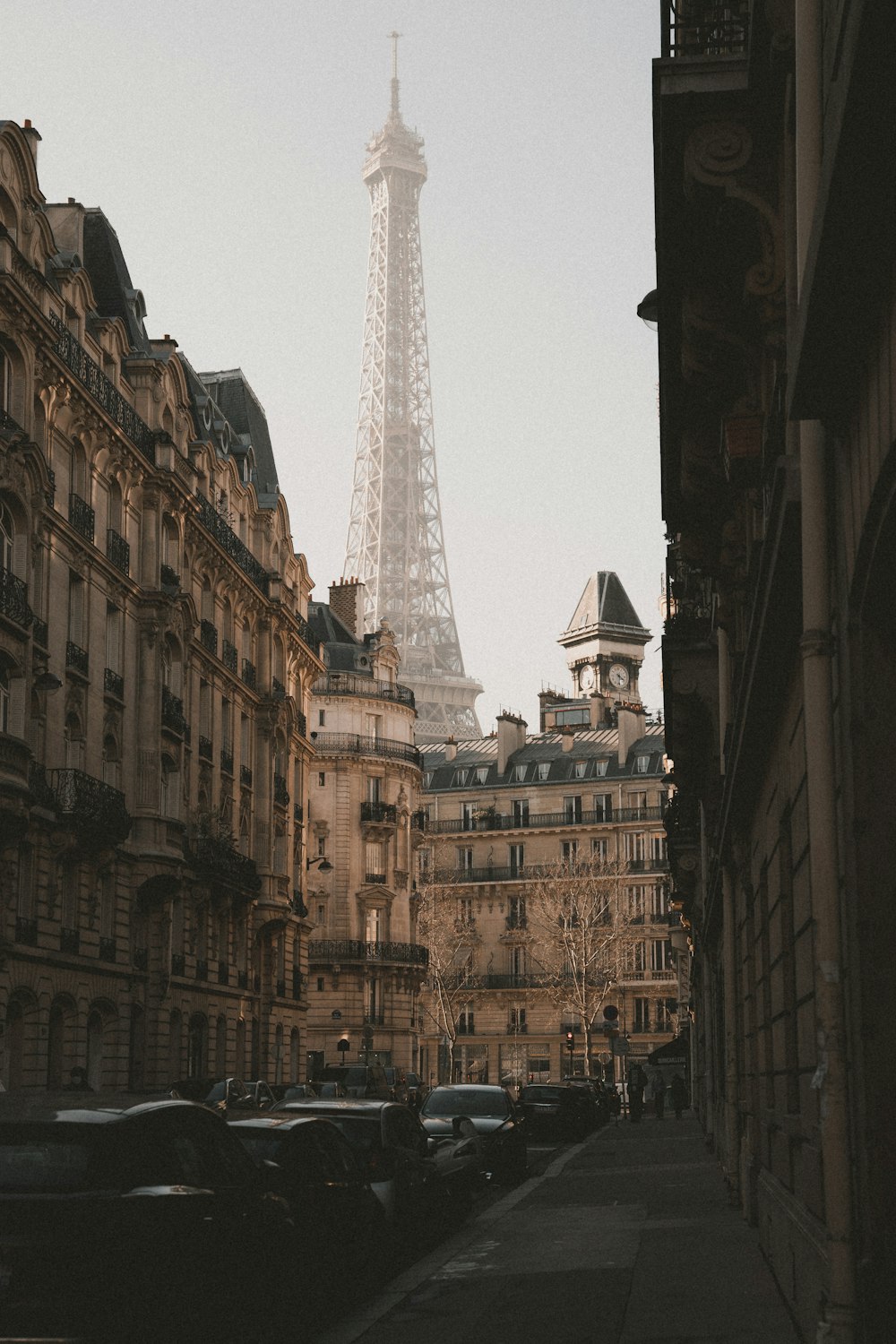 Der Eiffelturm thront über der Stadt Paris