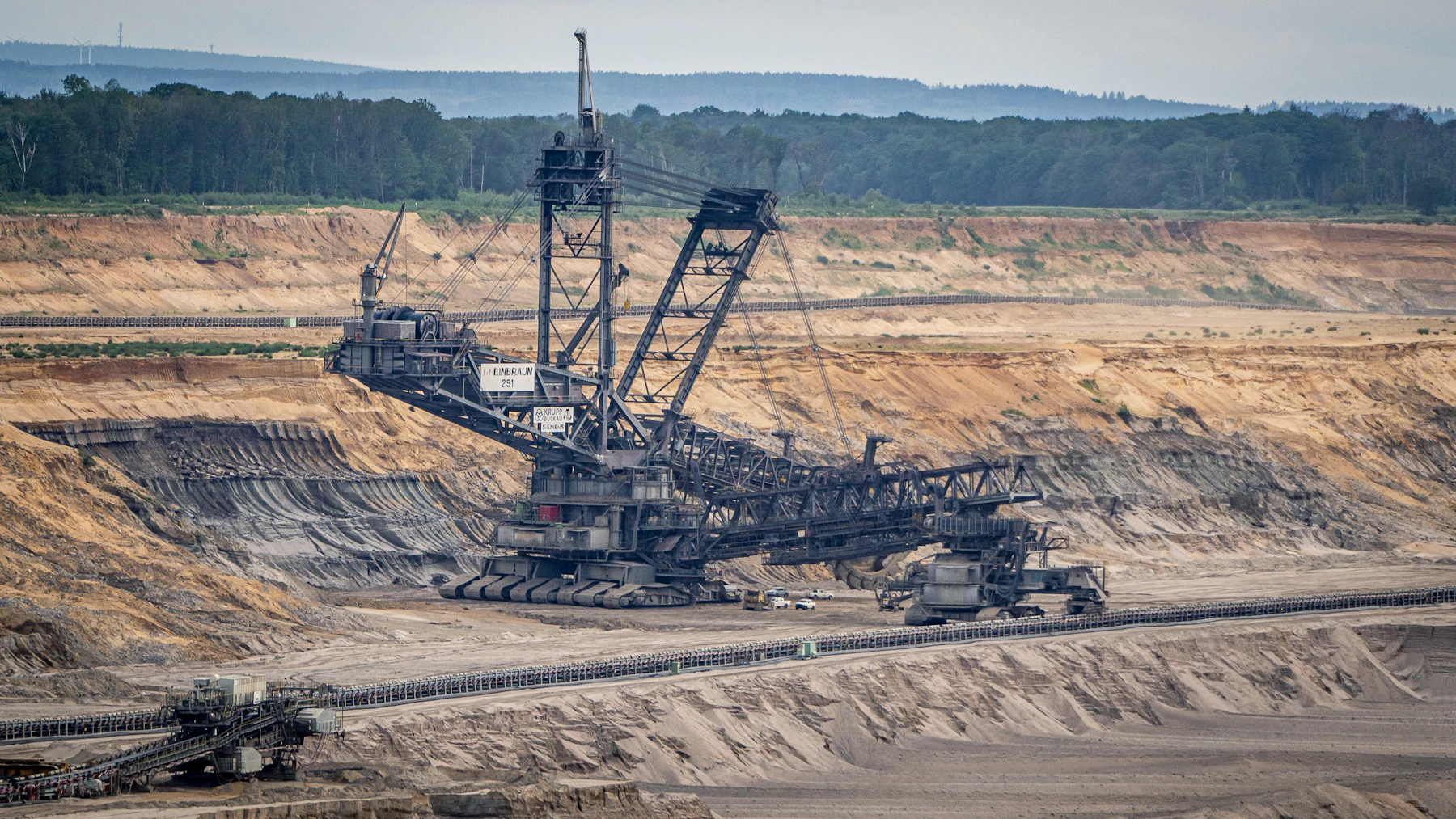 Engin de chantier sur un site d'extraction