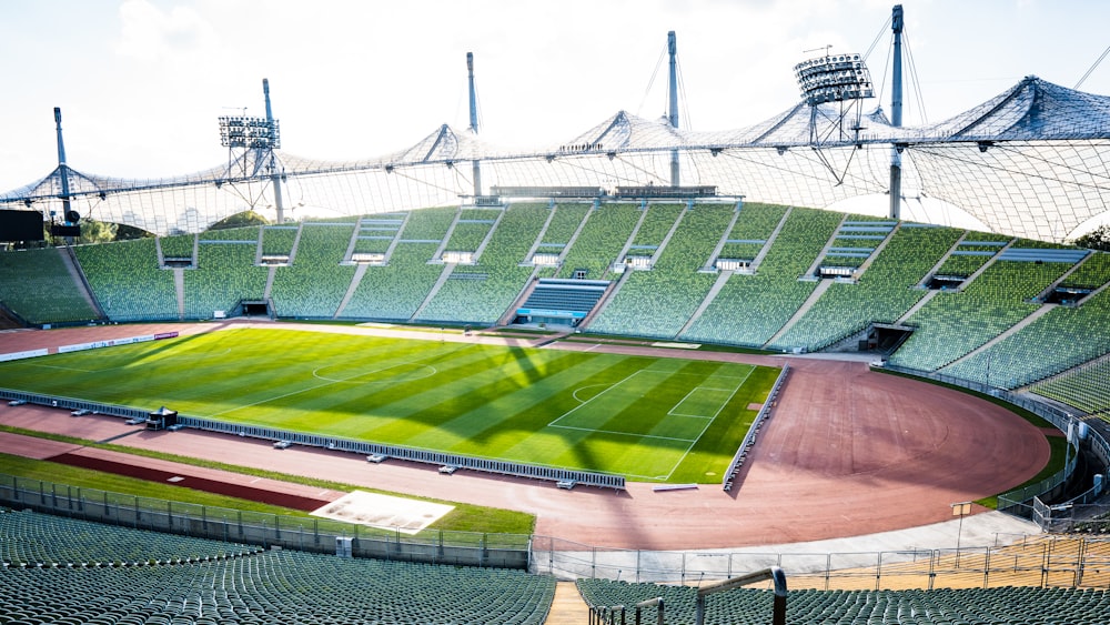 Ein leeres Fußballstadion mit grünem Rasen