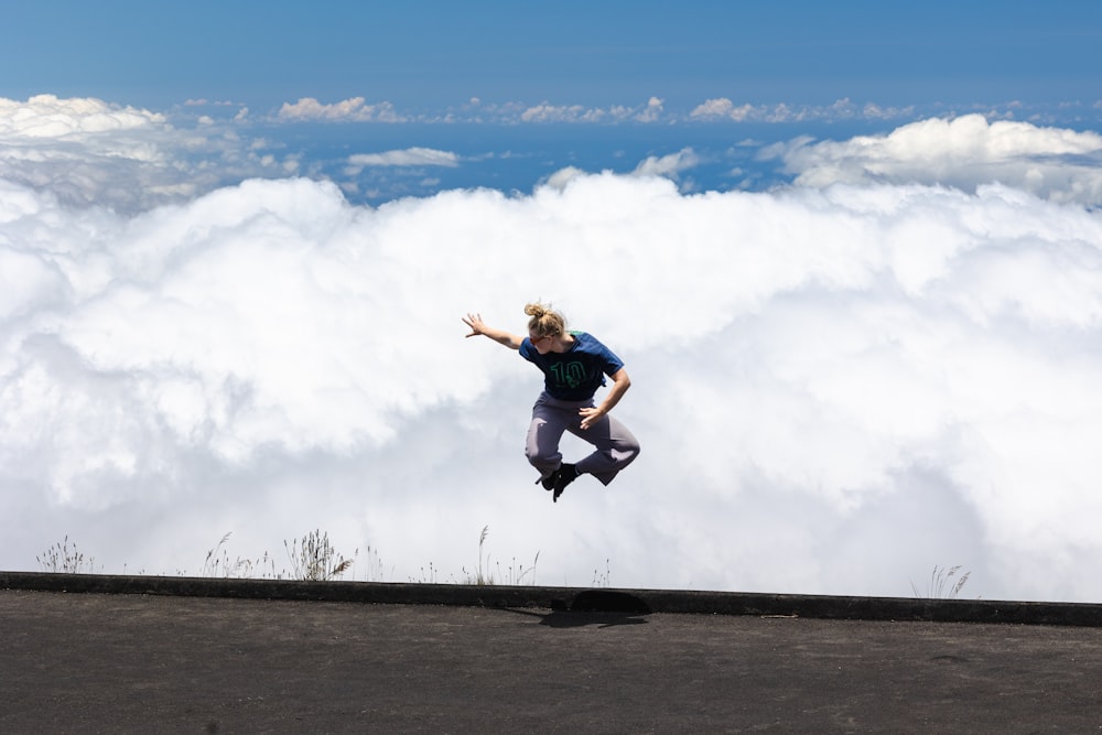 une personne qui saute en l’air sur une planche à roulettes