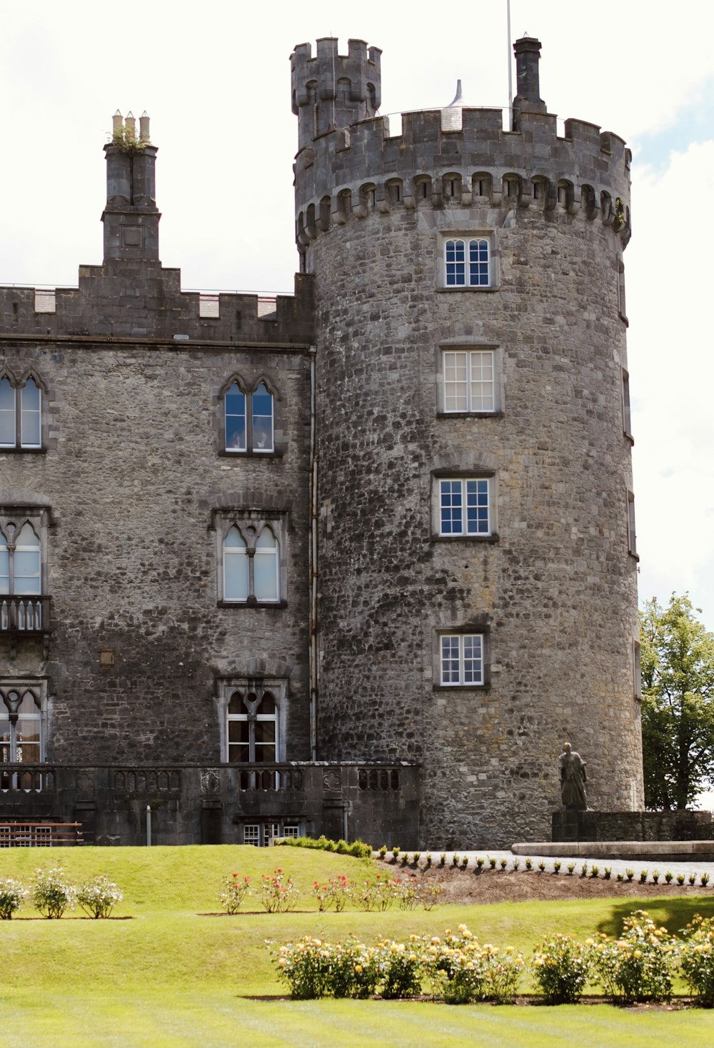 Un grande castello come edificio con una torre dell'orologio