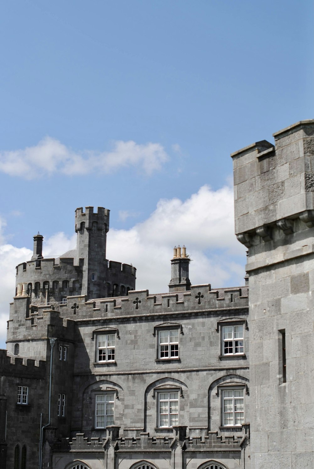 un castillo con un reloj en la parte delantera