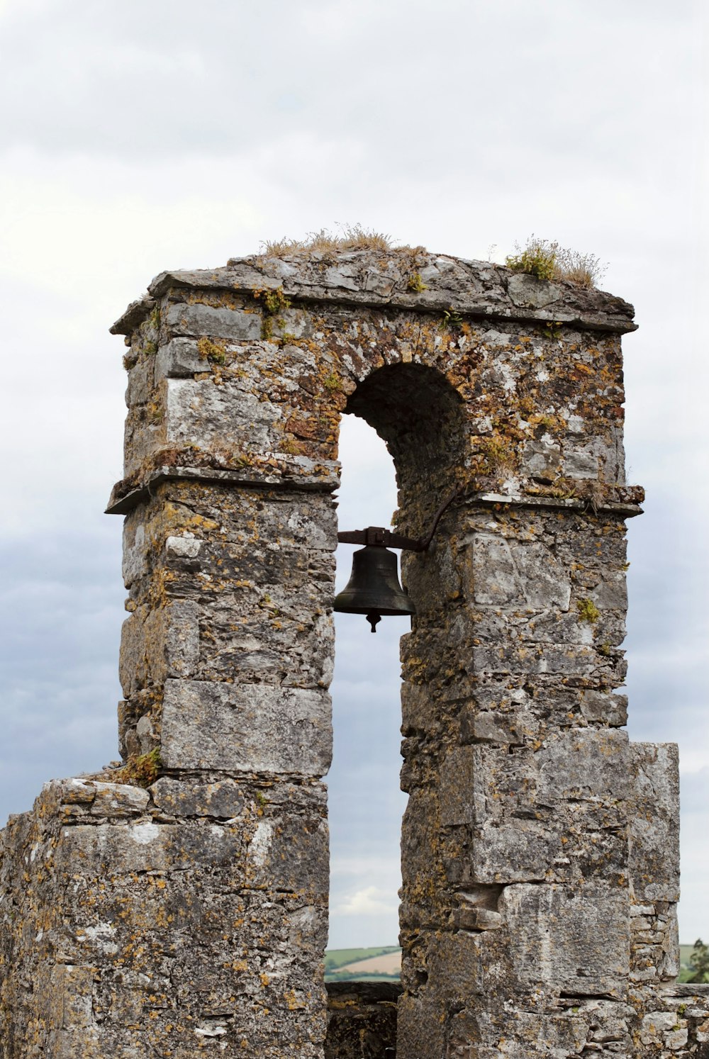 鐘のある古い石造りの建物