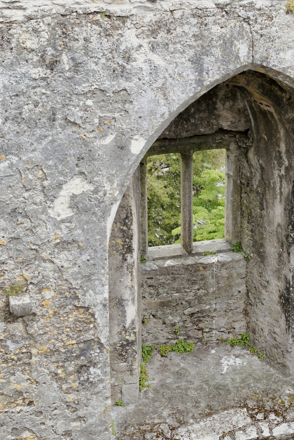 un muro de piedra con una ventana